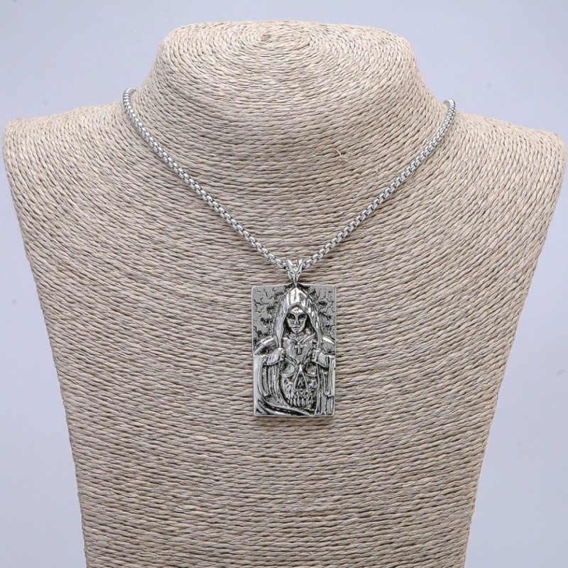 Wisiorek „Człowiek w kapturze” 55×30 mm na łańcuszku, długość 70 cm +/- srebrzysty metal