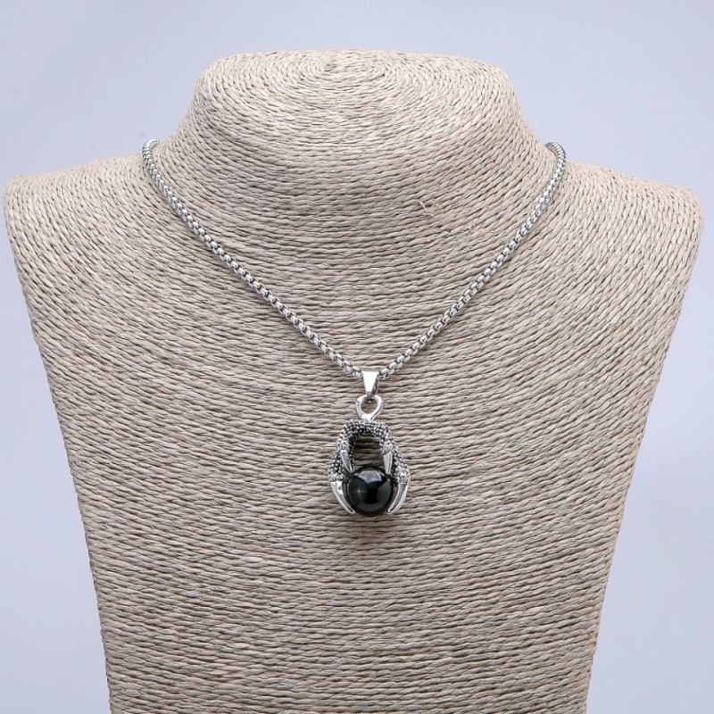Wisiorek „Kula w łapie” czarny, 42×22 mm na łańcuszku, długość 70 cm, metal w kolorze srebrnym