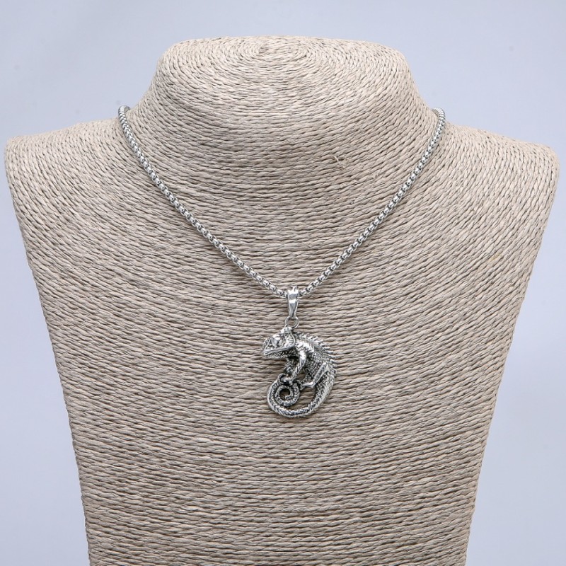 Wisiorek Kameleon 45×27 mm na łańcuszku, długość 70 cm +/- srebrzysty metal