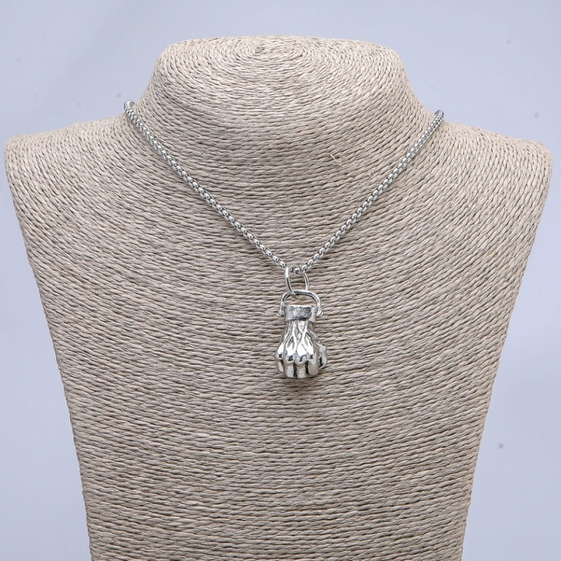 Wisiorek «Pięść» 40×18 mm na łańcuszku, długość 70 cm +/- srebrzysty metal