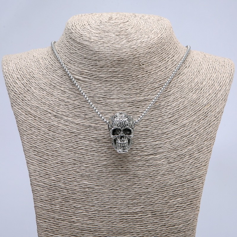 Wisiorek „Czaszka” 36×22 mm na łańcuszku, długość 70 cm ± srebrzysty metal