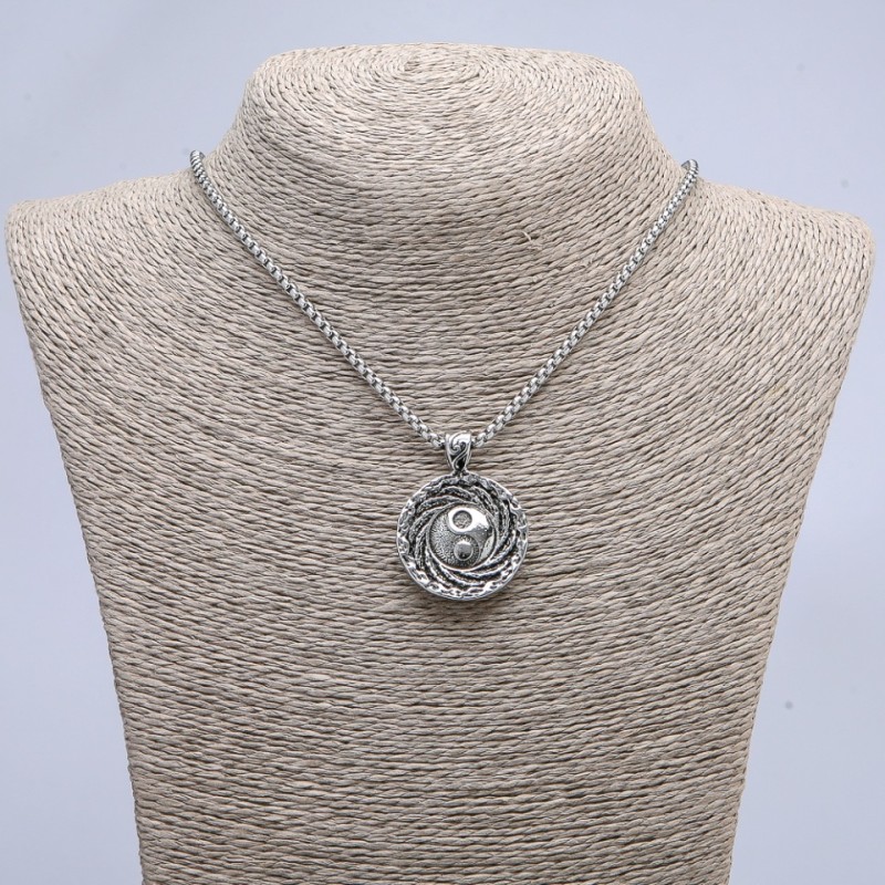 Wisiorek «Yin Yang» 40×30 mm na łańcuszku, długość 70 cm + - srebrzysty metal