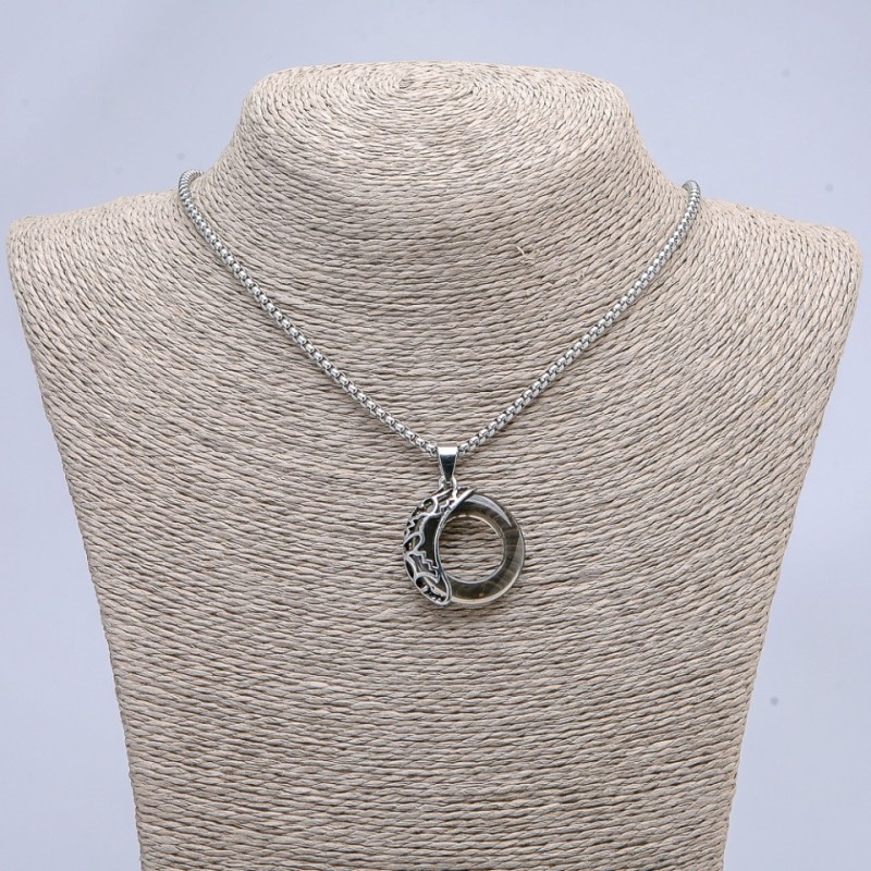 Wisiorek „Księżyc” ciemnoszary, 35×28 mm, na łańcuszku, długość 70 cm, metal w kolorze srebra