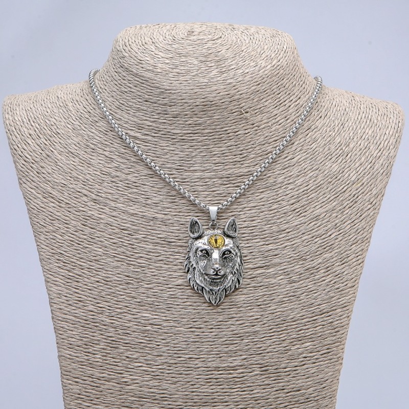Wisiorek-talisman Wilk, żółte oko 29×47 mm na łańcuszku, długość 65 cm, kolor metalu srebro