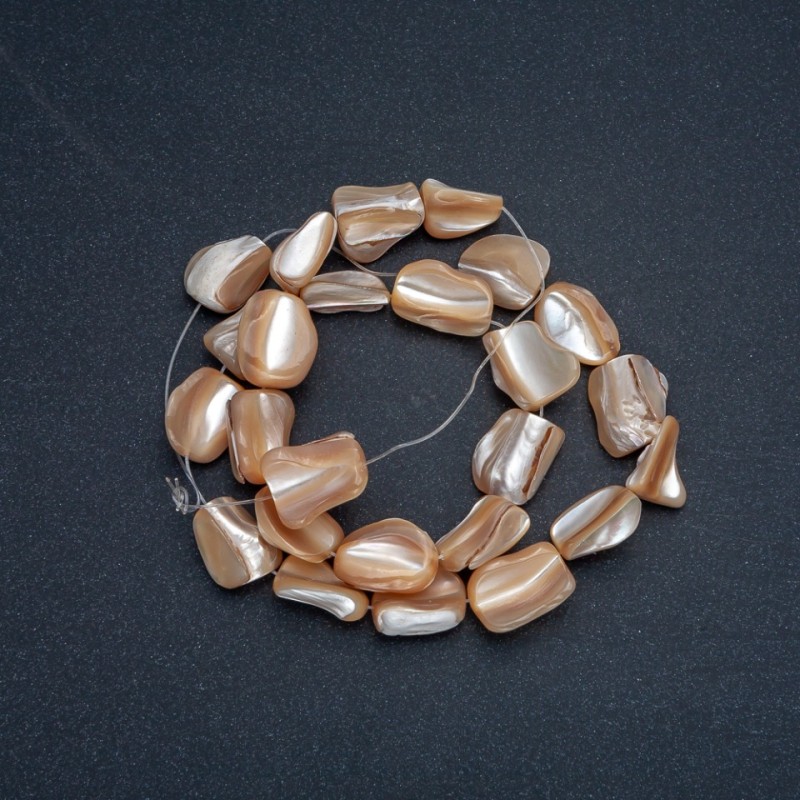 Koraliki na nici — naturalny beż. Perłowy koralik w ksztalcie soczewki, średnica 15×12 mm, długość 41 cm +