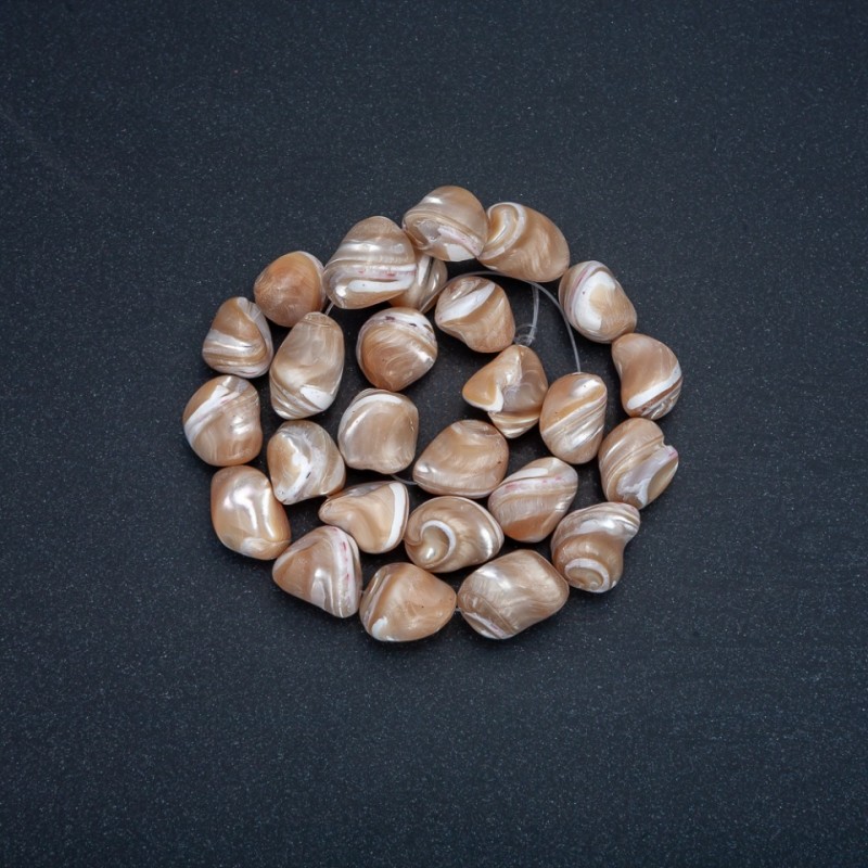 Koraliki na nici w naturalnym beżu. Perłowy koralik soczewkowy, średnica 19×12 mm, długość 41 cm +