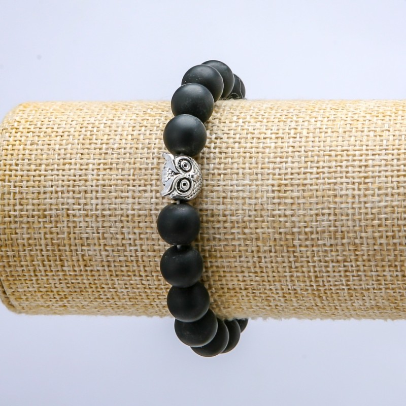 Bransoletka na gumce z szungitem (sztuczny), średnica 10 mm ±, z zawieszką w kształcie sowy, długość 18 cm ±