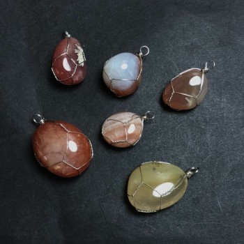 Wisiorek w srebrnym oplocie z naturalnego karneolu, w różnych rozmiarach