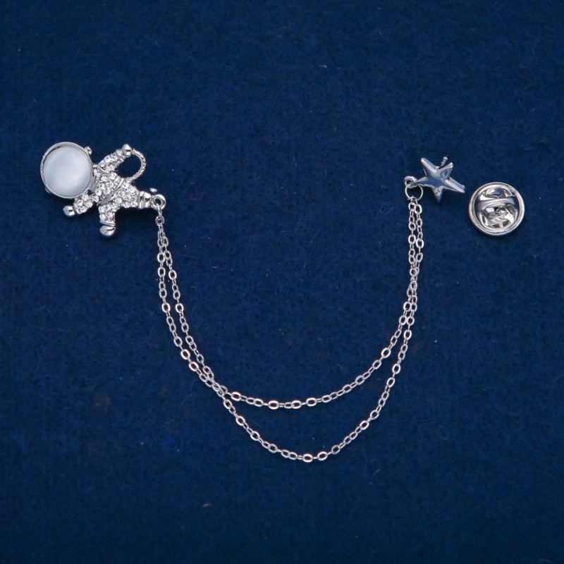 Broszka Kosmonauta z kaboszonem „Kocie oko” i białymi cyrkoniami, metal srebrzysty 27x20 mm + -, długość 12 cm +