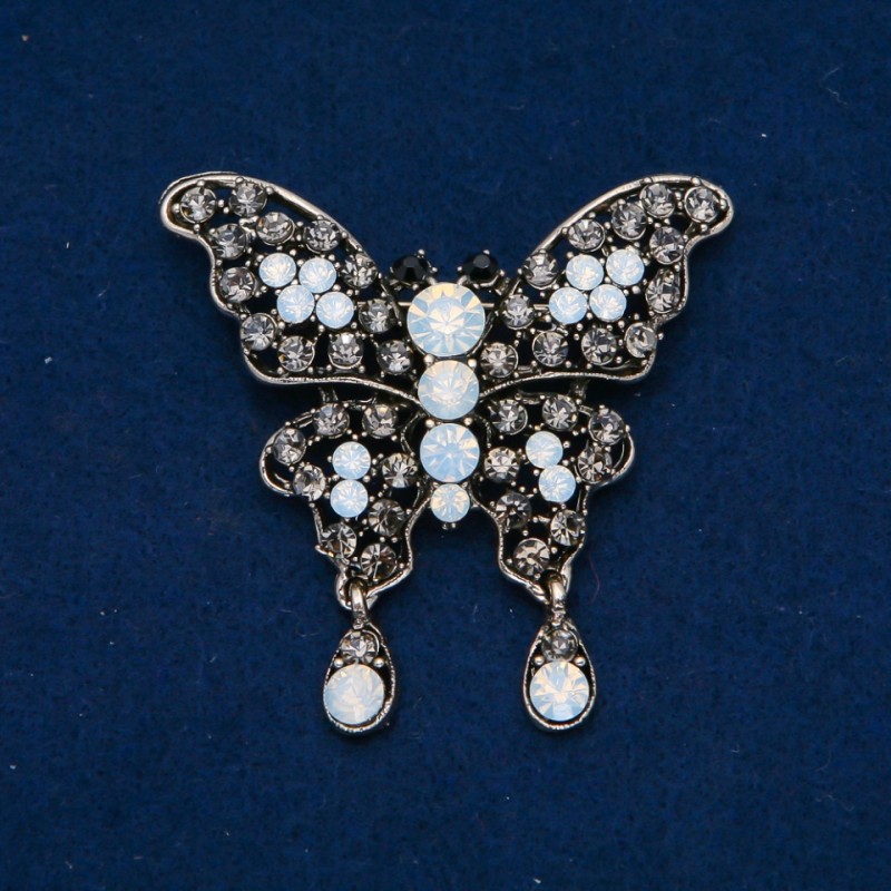 Broszka motyl, białe matowe i szare strassy, metal srebrzysty ciemny 35×48 mm +