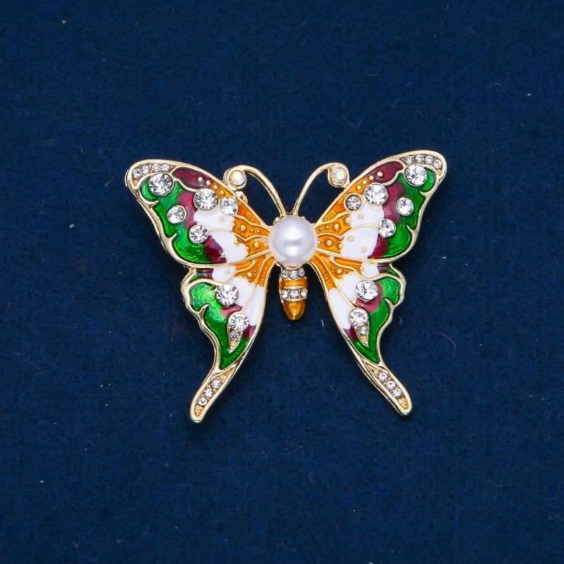 Broszka Motyl z białymi kryształami, emalią, koralikami, metalem złocistym 52×44 mm