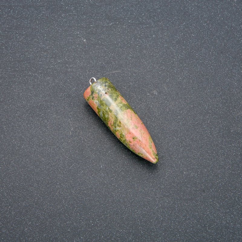 Wisiorek – kula z kamienia unakitu o wymiarach 13 × 40 × 45 mm (+-)