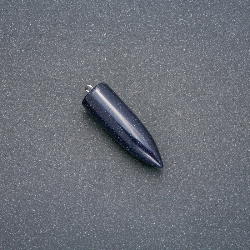 Wisiorek-wahadło z kamienia awenturytu „niebieski piasek” (syntetyczny) 13×40×45 mm