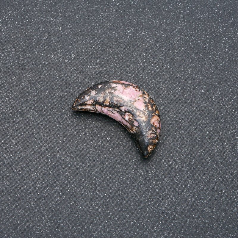 Półksiężyc z kamienia rodonitu 12×30×8 mm (+-) bez otworu