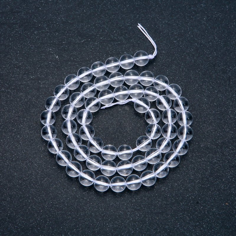 Koraliki z górskiego kryształu na nitce — gładkie kuleczki, średnica 6 mm, długość 38 cm