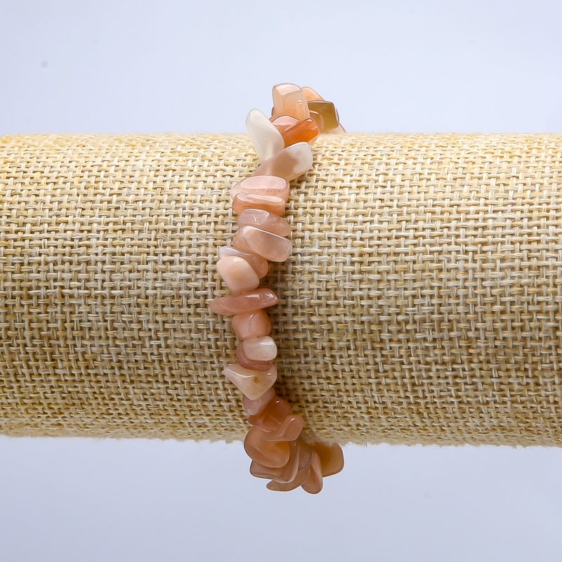 Bransoletka z różowego selenitu na gumce, drobne kulki, średnica 10 mm, długość 18 cm