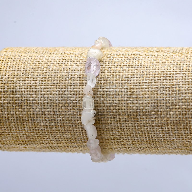 Bransoletka z kianitu, naturalny kamień, fasetowane kulki o średnicy 6–8 mm (+/-), długość 18 cm (na elastycznej gumce)