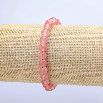 Bransoletka na gumce z chalcedonu sztucznego, gładkie kulki, średnica 6 mm (±), długość 18 cm.