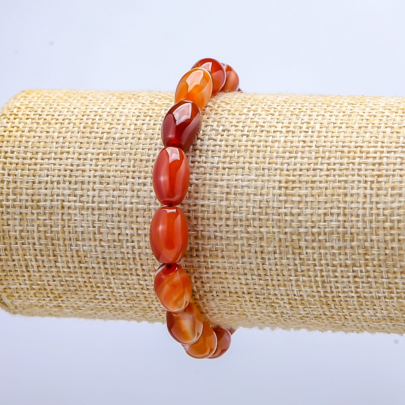 Bransoletka na gumce z karneolem w formie beczułek, średnica 8 × 12 mm, długość 18 cm