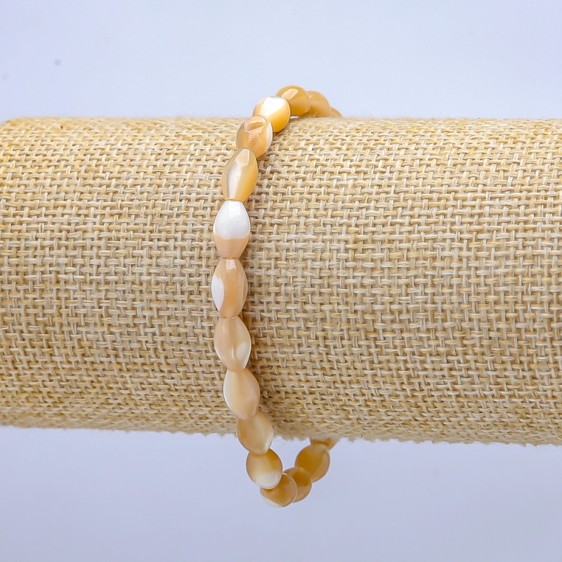 Bransoletka na elastycznej gumce, naturalny beż. Owal z masy perłowej, średnica 10×6 mm, 5 mm grubości, długość 18 cm