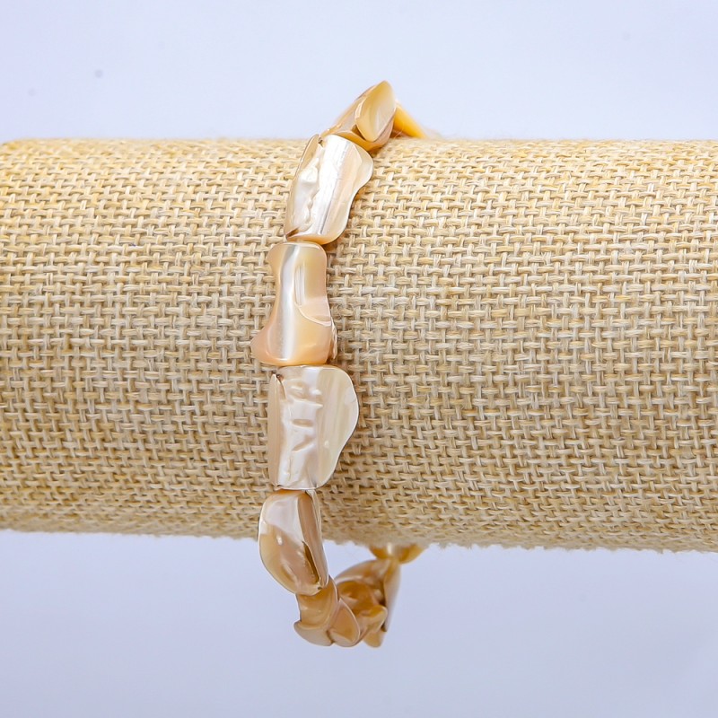 Bransoletka na gumce, naturalny beż. Perłowy efekt galwanizowany, średnica 15×12 mm, długość 18 cm