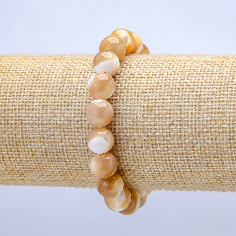 Bransoletka na gumce z naturalnej masy perłowej beżowa, kuleczki o średnicy 10 mm, długość 18 cm