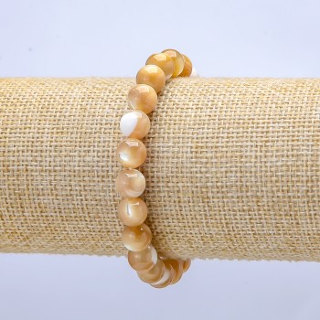 Bransoletka na gumce z naturalną masą perłową, beżowa. Gładka kulka, średnica 8 mm, długość 18 cm