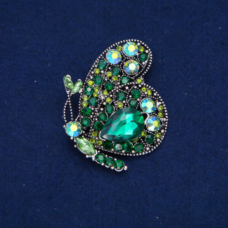 Broszka motyl srebrzysty metal, zielone kryształy strass 50×45 mm +