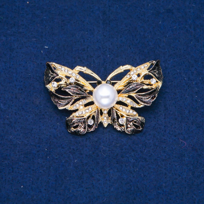 Broszka Motyl złocisty metal, czarna emalia, białe cyrkonie i centralny perłowy koralik 46×30 mm +