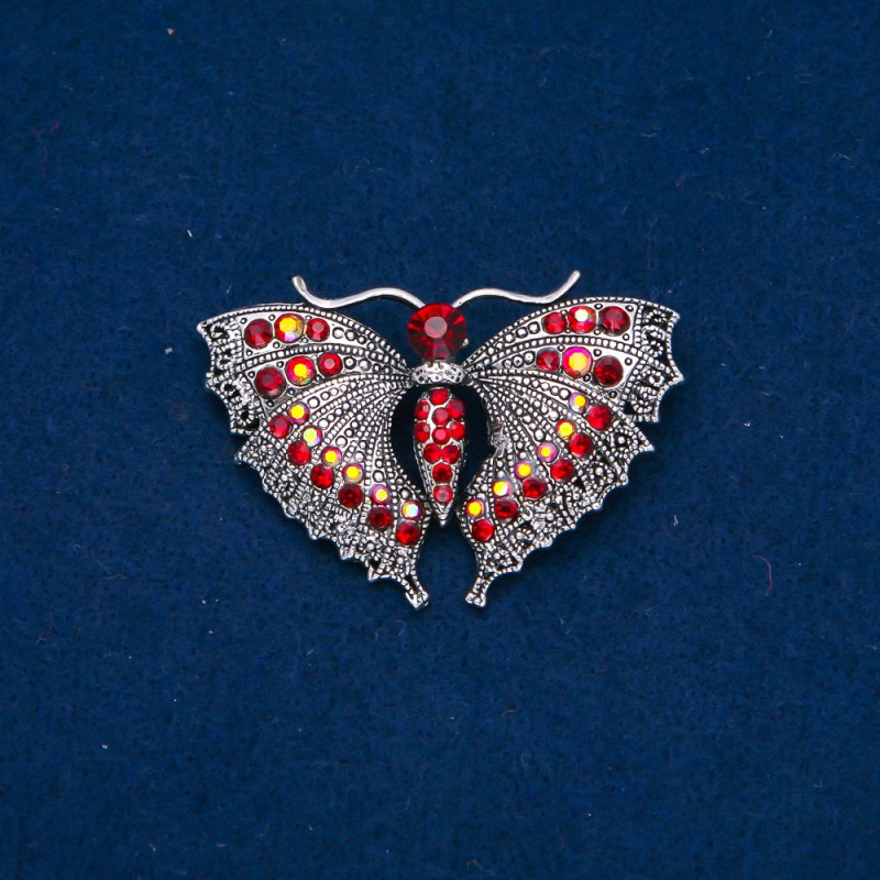 Broszka Motyl ze srebrzystego metalu, burgundowe i benzynowe kryształy 35×50 mm +