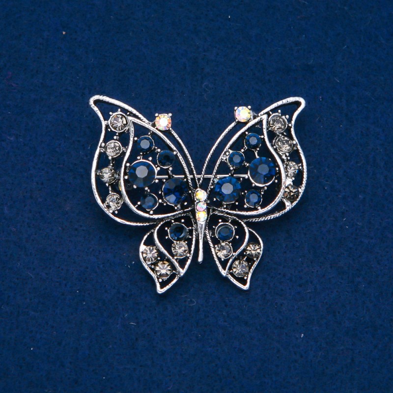 Broszka Motyl, metal srebrzysty, kolor: niebieskie, szare, białe i benzynowe kryształy, 46×52 mm +