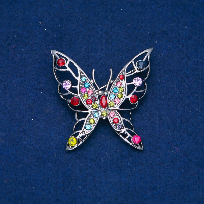 Broszka Motyl t. srebrny metal, różnokolorowe strassy 47×46 mm +