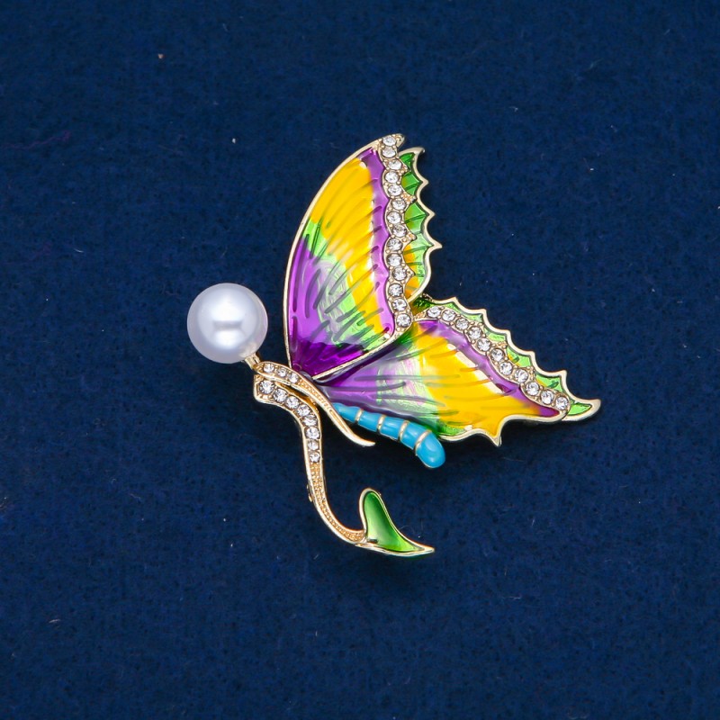 Broszka Motyl – złocisty metal, emalia, białe cyrkonie i koralika 53×44 mm +