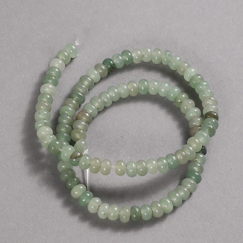 Koraliki z naturalnego nefrytu na nici – gładkie rondle, średnica 6×4 mm, długość 39 cm