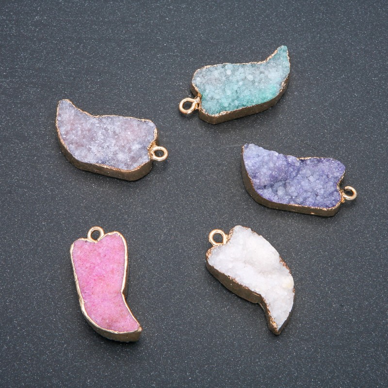 Wisiorek w złotej oprawie z druzy geody, średnica 30 x 16 mm +/- asortyment kolorów