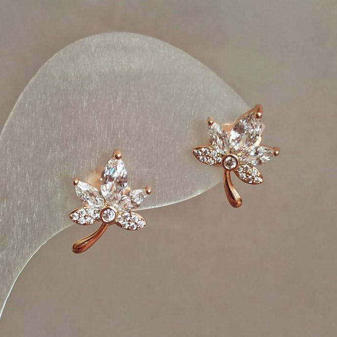 Kolczyki sztyfty Listek Xuping pozłacane 18K z białymi cyrkonami i kryształami, średnica 15×10 mm +