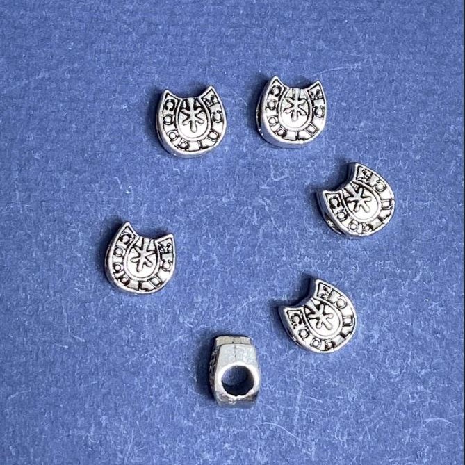 Koralik Pandora Podkowa 9×10 mm, średnica 5 mm, opakowanie 20 g, ±9 szt.