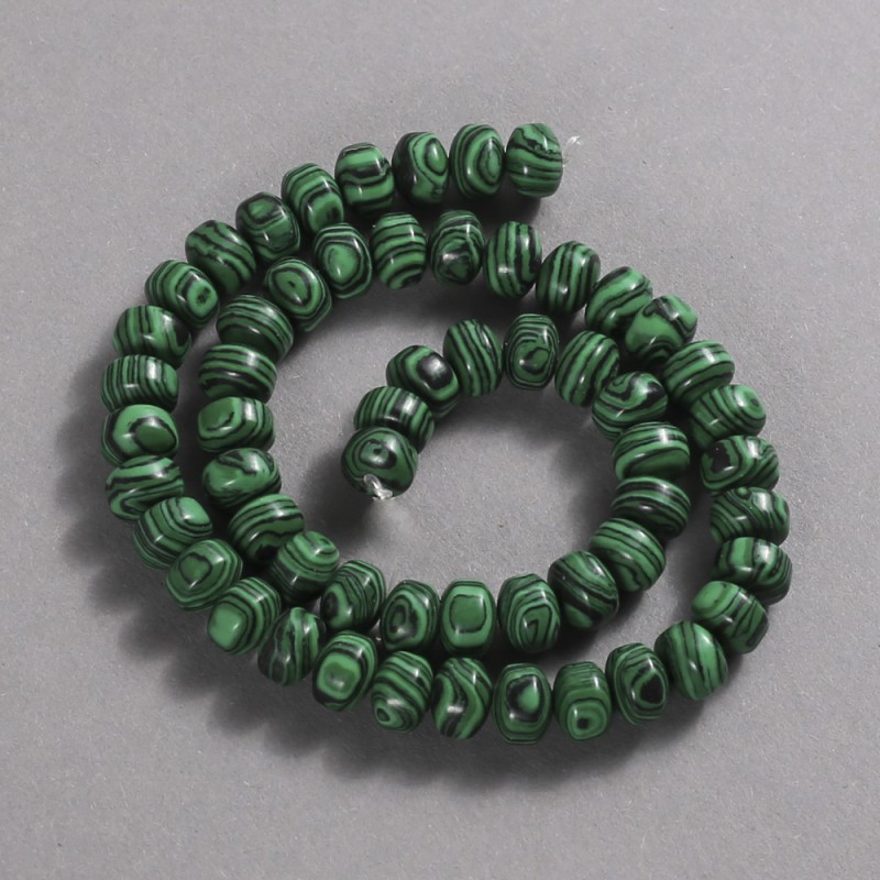 Koraliki z malachitu na nitce (prasowany). Gładkie rondelki, średnica 9×7 mm, długość 39 cm.