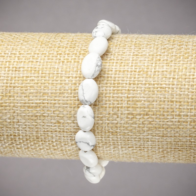 Bransoletka na gumce z naturalnym howlitem, gładkie owalne kamienie, o wymiarach 10×8 mm, długość 18 cm