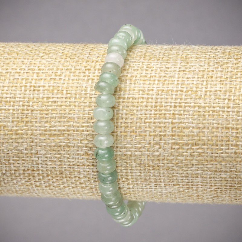 Bransoletka na gumce z naturalnego jadeitu — gładkie koraliki w kształcie rondeli, średnica 6×4 mm, długość 18 cm