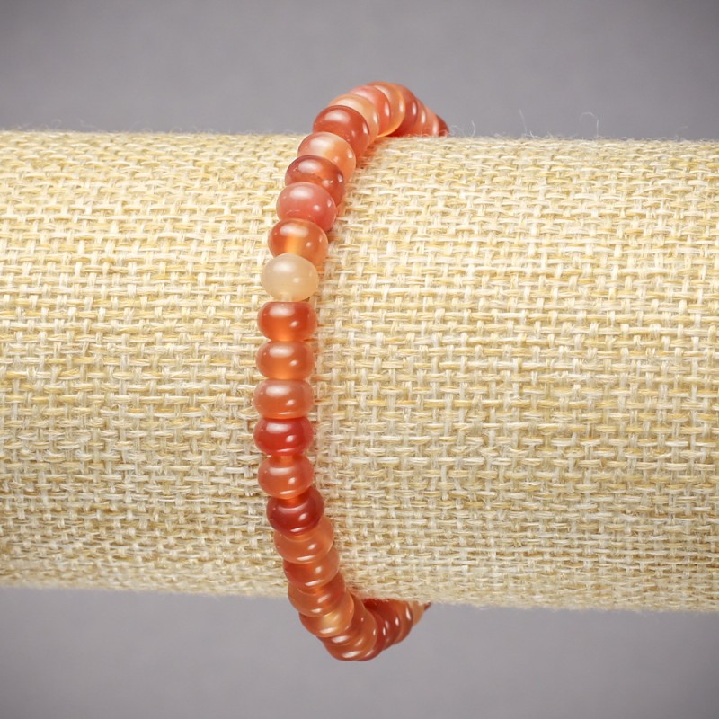 Bransoletka na gumce z naturalnego kamienia karneolu – gładkie rondelki, średnica 6×4 mm, długość 18 cm ±