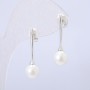 Kolczyki Xuping wkrętki z rodowym pokryciem i białym koralikiem, długość 28 mm +