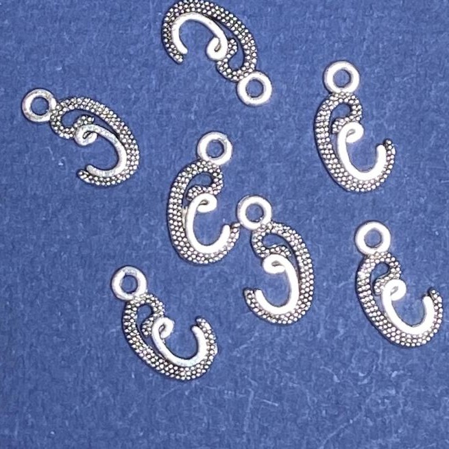 Zawieszka – inicjał 'S', kolor metalu 'srebro', 17×10 mm, opakowanie 20 g ±30 szt.