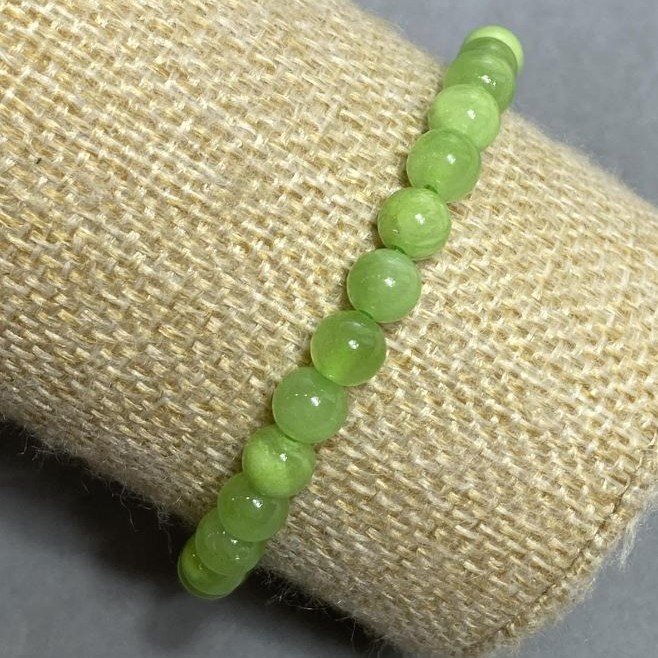 Bransoletka na gumce z naturalnego onyksu, gładka kulka, średnica 6 mm+