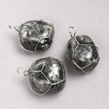 Wisiorek z labradorytem w srebrzystym opleceniu, średnica 35×20 mm+