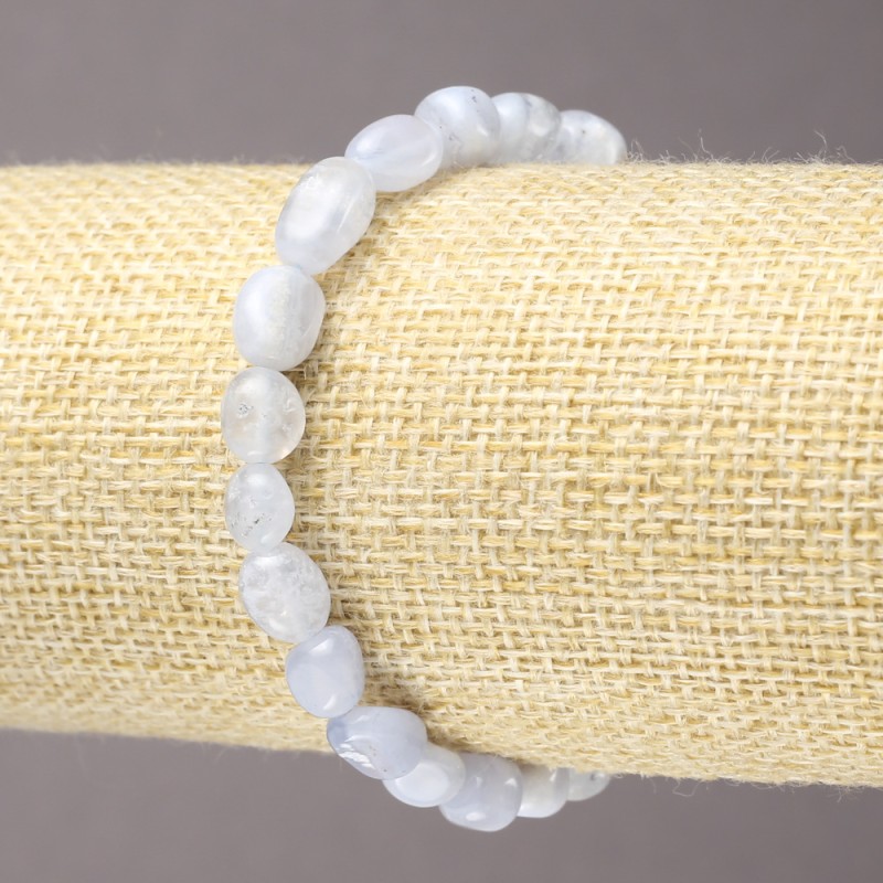 Bransoletka na gumce z naturalnego kamienia - błękitny agat młotkowany, średnica 10×8 mm+
