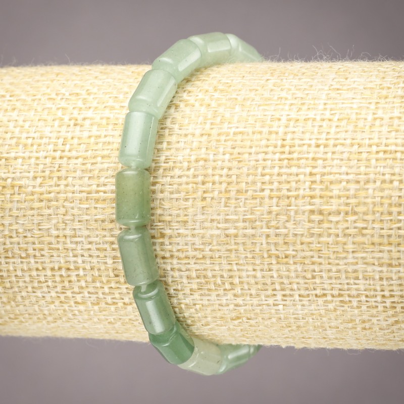 Bransoletka na elastycznej gumce z naturalnego nefrytu, gładkie cylindryczne koraliki o wymiarach ok. 10×6 mm
