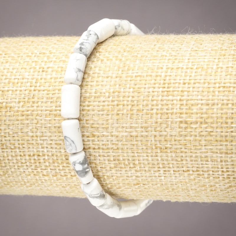 Bransoletka na gumce z naturalnego kamienia howlit – gładkie cylindry, średnica 10×6 mm