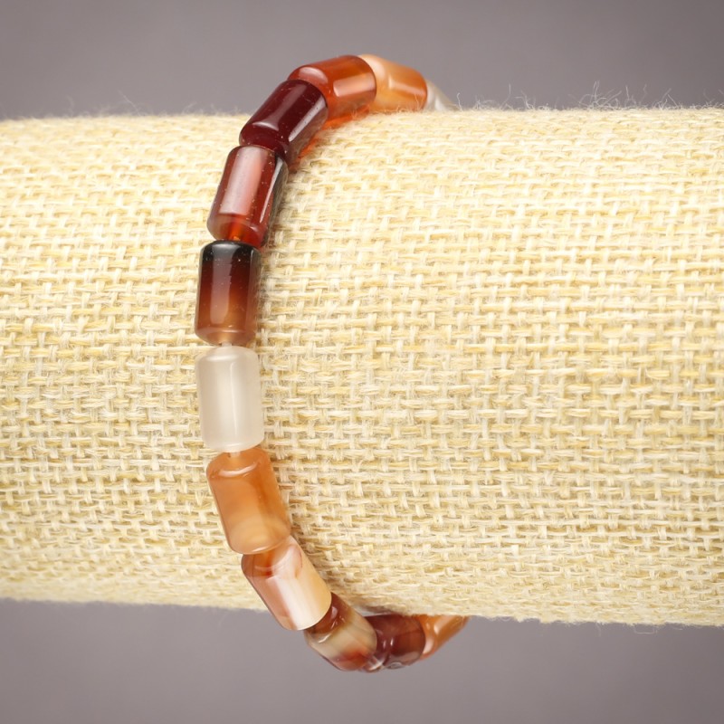 Bransoletka na gumce z naturalnego karneolu – gładkie cylindryczne koraliki, średnica 10×6 mm+