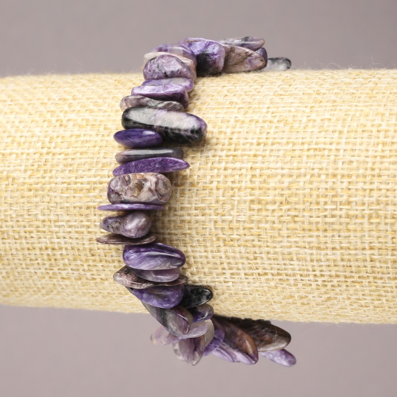 Bransoletka na gumce z naturalnego charoitu – odłamki 'igła', średnica 15×3 mm+
